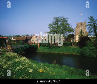 Village de Bures pont de fer sur la rivière Stour est la frontière Essex Suffolk Church of St Mary sur la côte du Suffolk Banque D'Images