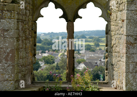 Vue sur la fenêtre de Raglan de la grande tour à Raglan Castle Monmouthshire South East Wales UK Banque D'Images