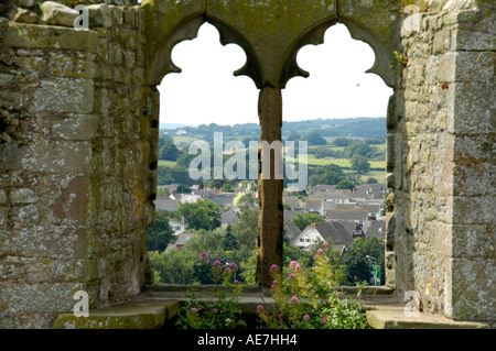 Vue sur la fenêtre de Raglan de la grande tour à Raglan Castle Monmouthshire South East Wales UK Banque D'Images