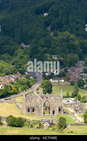 Vue aérienne de l'abbaye de Tintern fondée en 1131 par les moines cisterciens dans la basse vallée de la Wye Monmouthshire South East Wales UK Banque D'Images