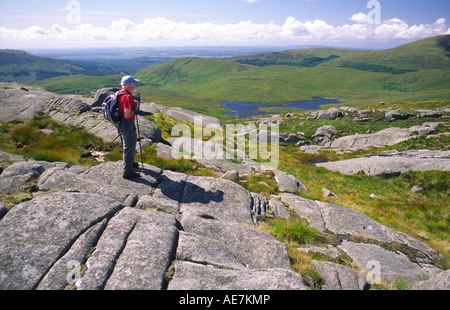 La randonnée dans la région de Galloway Hills Ecosse Walker sur le côté de l'Craignaw à bas sur le Loch Neldricken et sur Galloway UK Banque D'Images