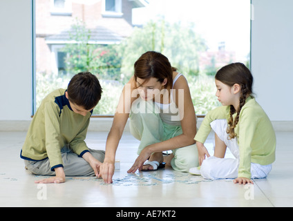 Réunir la famille puzzle Banque D'Images