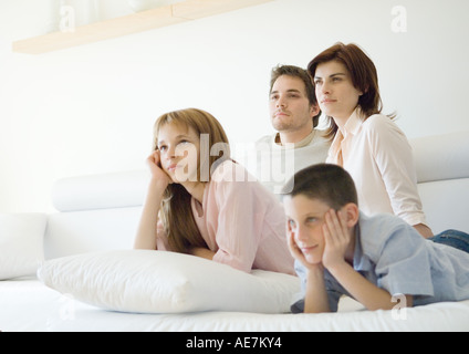 Regarder la télévision ensemble famille Banque D'Images