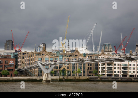 Millennium Bridge Londres grues de construction historique Banque D'Images