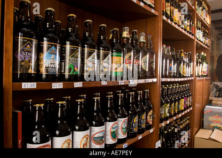 Des centaines de bouteille de bière en vente dans un magasin à Horsham Banque D'Images