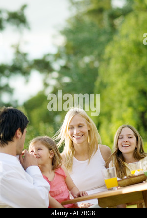 Assis à table à l'extérieur de la famille Banque D'Images