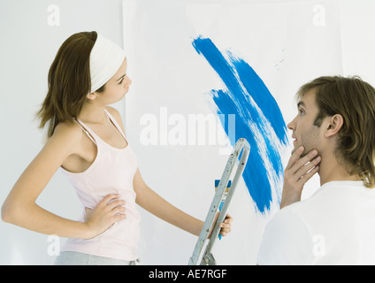 Couple de décider sur les couleurs de peinture Banque D'Images