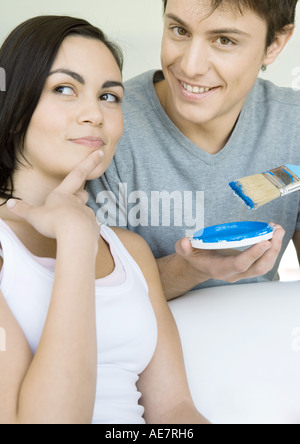 Couple de décider sur les couleurs de peinture Banque D'Images