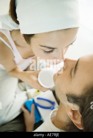 Couple kissing, high angle view Banque D'Images