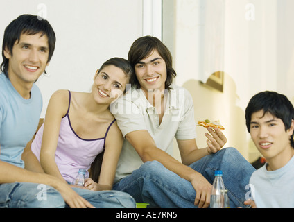 Amis des jeunes adultes et de manger ensemble Banque D'Images