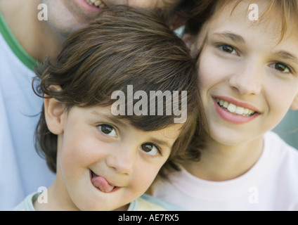 Père de deux enfants, garçon sticking out tongue, fille et père smiling, portrait, close-up Banque D'Images