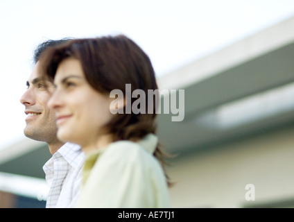 Jeune couple, side view Banque D'Images