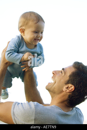 Man holding up baby dans l'air Banque D'Images