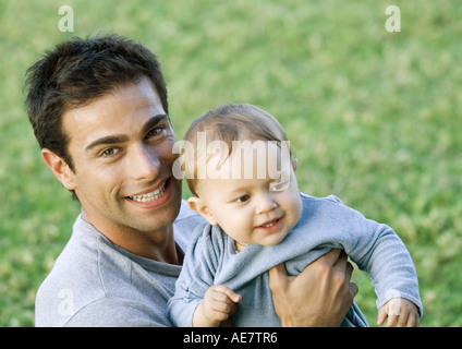 Man holding up baby Banque D'Images