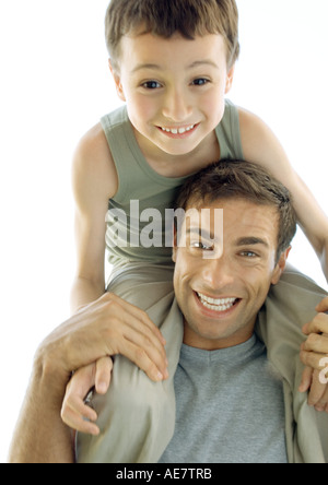 Homme avec fils assis sur les épaules, smiling Banque D'Images