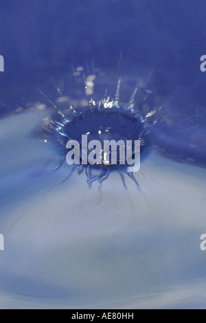 Goutte d'eau qui tombe sur une surface de l'eau Banque D'Images