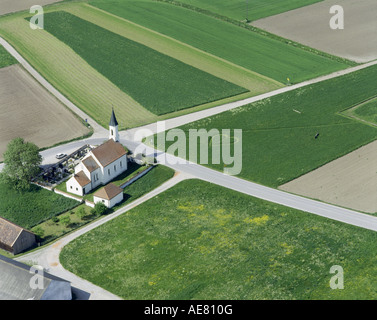 Coeur dans un champ avec église, Allemagne, Bavière, Achering Banque D'Images