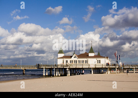 Jetée à la mer Baltique dans la ville sur l'île d'Ahlbeck usedom en Allemagne Banque D'Images