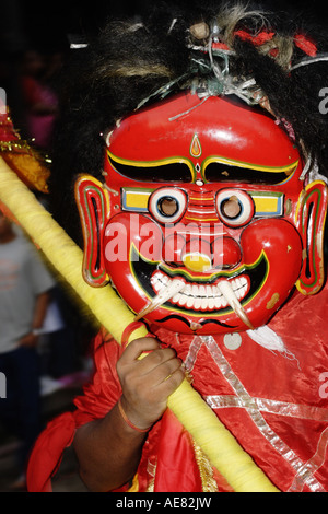 Le fantôme ou démon paradant dans les rues de Katmandou dans le Gai Jatra Népal festival Banque D'Images