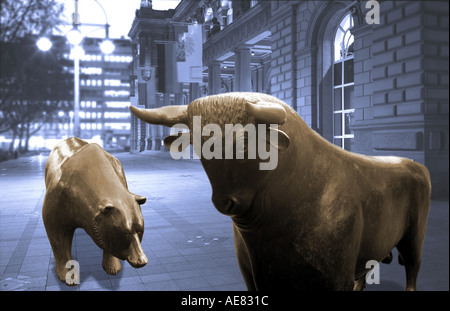 Bear et bull sculptures hors bourse, bourse de Francfort, Francfort, Allemagne Banque D'Images