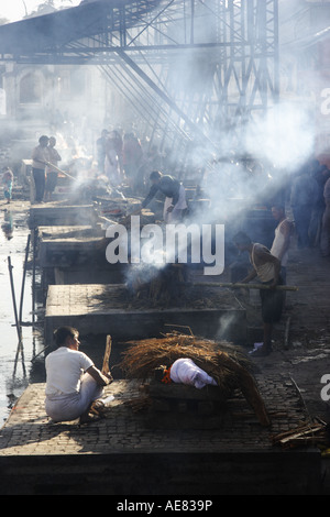 Crémations en cours au ghat de la rivière Bagmati saint Népal Pashupatinath Février 2007 Banque D'Images