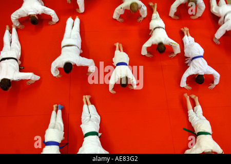 Vue aérienne d'ENFANTS ET D'ADULTES QUI APPRENNENT LE JUDO DANS UN CENTRE POUR JEUNES À Abingdon Oxfordshire, UK Banque D'Images