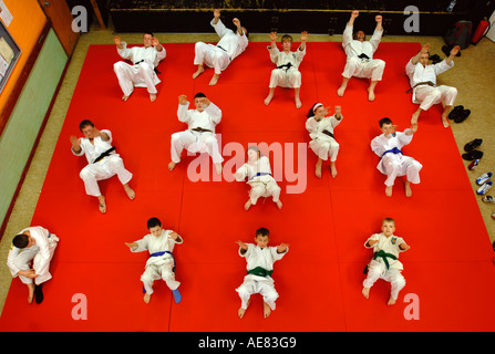 Vue aérienne d'ENFANTS ET D'ADULTES QUI APPRENNENT LE JUDO DANS UN CENTRE POUR JEUNES À Abingdon Oxfordshire, UK Banque D'Images