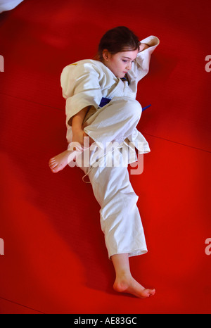 Vue aérienne d'une jeune fille qui s'étend DEVANT UNE CLASSE DE JUDO DANS UN CENTRE POUR JEUNES DANS LA RÉGION DE Abingdon Oxfordshire, UK Banque D'Images