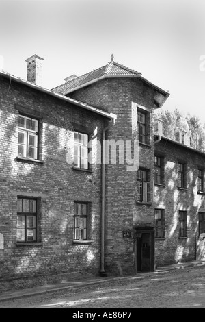 Entrée principale de la prison d'origine blocs à Auschwitz-Birkenau. Auparavant, l'armée polonaise de casernes. Banque D'Images