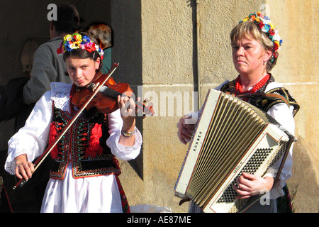 Deux musiciens jouent de la musique folklorique traditionnelle polonaise au Market Square, Cracovie, Pologne. Banque D'Images