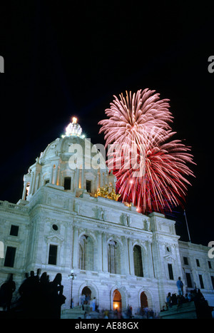 4ème de juillet d'artifice au-dessus du Minnesota State Capitol Building, ST. PAUL, Minnesota. L'été. Banque D'Images