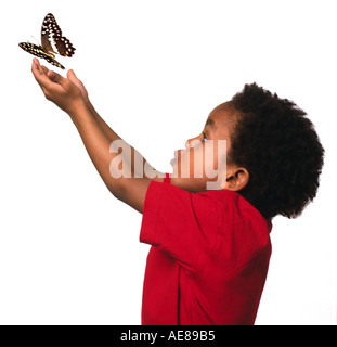 African American Boy noir en chemise rouge avec papillon jeune garçon Banque D'Images