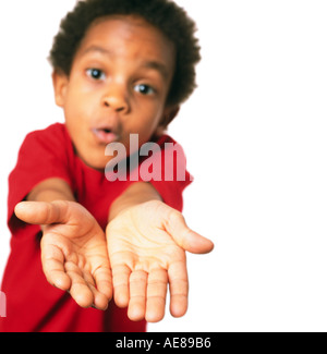 African American Boy noir chemise rouge en tenant la main de l'appareil photo au jeune garçon Banque D'Images