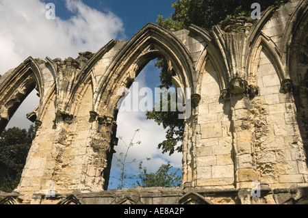 Ruines de St Mary s'Abbaye Musée Jardins York North Yorkshire England UK Royaume-Uni GB Grande Bretagne Banque D'Images