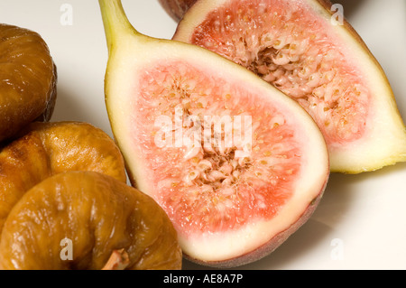 Gros plan de figues fraîches et séchées sur une assiette Banque D'Images