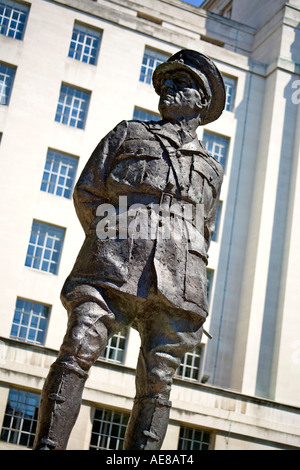 Statue du Maréchal Le Vicomte Alanbrooke dans Whitehall London England Banque D'Images