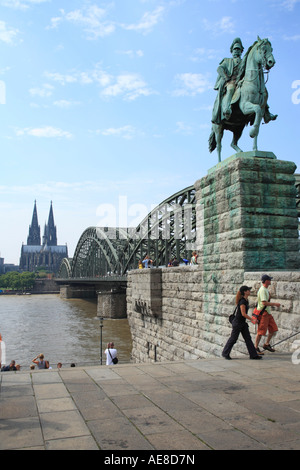 Statue de Guillaume I d'au pont hohenzollern à Cologne, Rhénanie du Nord-Westphalie Allemagne Europe sculpté par Friedrich drake Banque D'Images