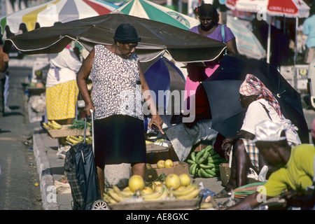 Client au Marché Central Castries St Lucia Banque D'Images