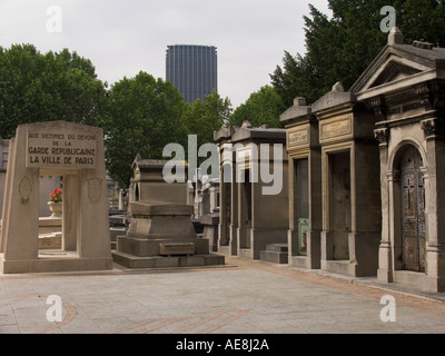 Aux victimes du devoir de la Garde républicaine La Ville de Paris Monument au cimetiere du Montparnasse Paris France Banque D'Images