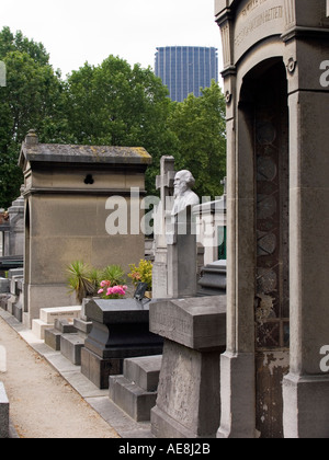 Cimetiere du Montparnasse avec la Tour Montparnasse en arrière-plan Paris France Banque D'Images