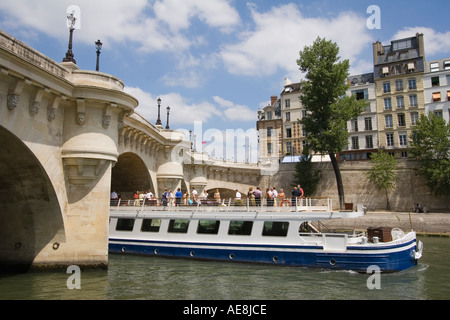 Croisière sur la Seine bateau passe sous Pont Neuf Paris France Banque D'Images