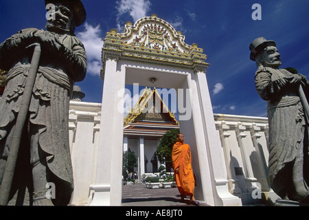 Monk aux portes de Wat po, Bangkok, Thaïlande Banque D'Images