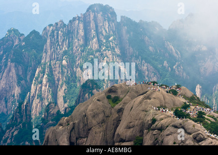 Les randonneurs sur un belvédère Huangshan Montagnes Chine Banque D'Images