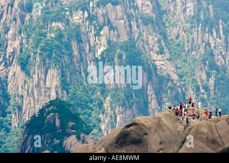 Les randonneurs sur un belvédère Huangshan Montagnes Chine Banque D'Images