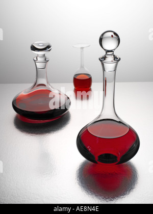 Deux verres de vin rouge et le verre renversé Banque D'Images