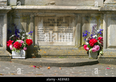 Des fleurs sur le monument aux morts de la rue haute de Lacock Banque D'Images