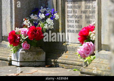 Des fleurs sur le monument aux morts de la rue haute de Lacock Banque D'Images