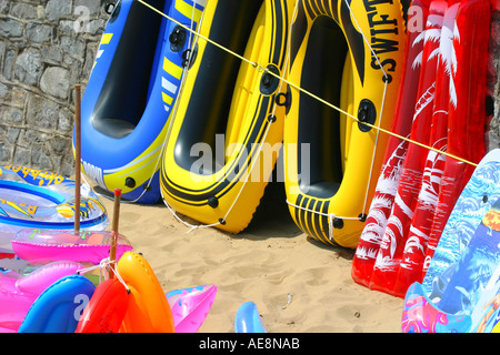 Les bateaux gonflables et les transats à vendre sur la plage à Weston super Mare Banque D'Images