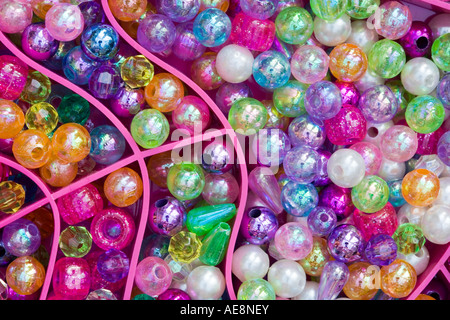 Perles de verre coloré dans une boîte en plastique - rose vif Banque D'Images