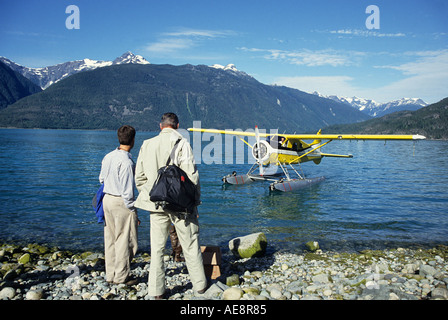 En attente de pêcheur Kimsquit hydravion du chenal Dean British Columbia Banque D'Images